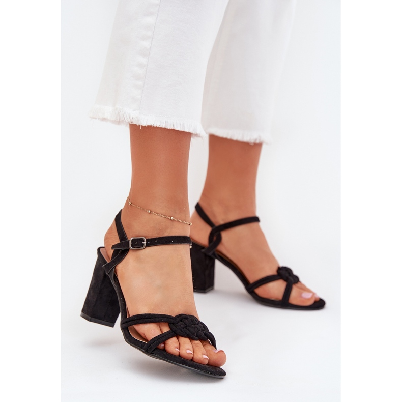 Boto Frauensandalen auf dem schwarzen Mavira -Pfosten