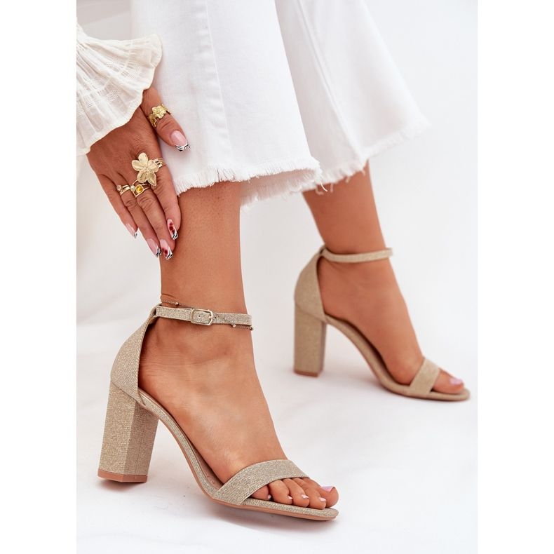 Boto Glänzende Frauensandalen auf dem Golden Kavina Post