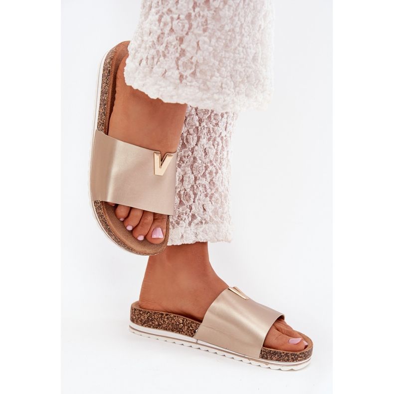 Boto Damenflip Flops auf einer Korkenplattform mit einem dekorativen Detail von Gold Vessira golden