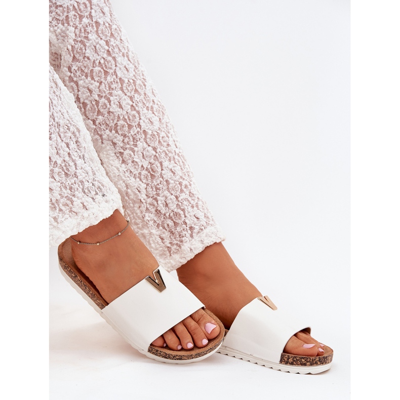 Boto Damenflip Flops auf einer Korkplattform mit einem dekorativen weißen Vessira -Detail