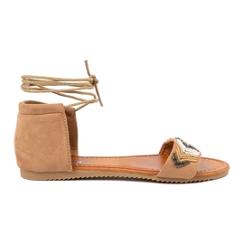 Shelvt Braune Rumänen mit farbenfrohen Perlen