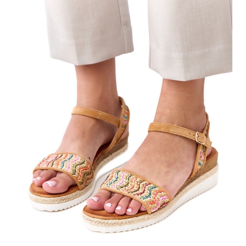 Braune Häkelandalen auf dem Versala -Keil