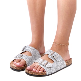Silberglitzer Flip Flops auf der Korkensohle des Flotils