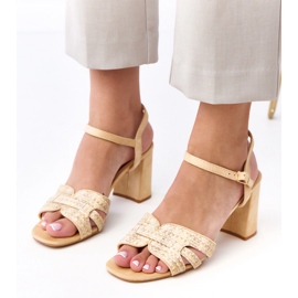 Beige Sandalen auf der Säule, die am Farida -Würfel befestigt ist