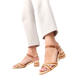 Braune Sandalen auf dem Pfosten, der mit einem Martin befestigt war beige