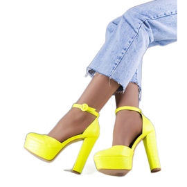 Gelbe Neonpumpen auf einem hohen Joy -Pfosten