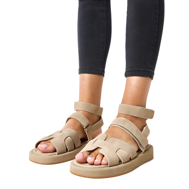 Dunkle beige Sandalen, die mit Maimuna -Würfel befestigt sind grün