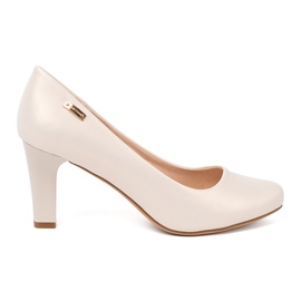 Beige Pumpen auf dem Sergio Leone Post