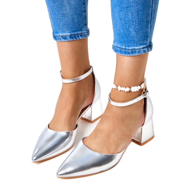 Silberpumpen auf dem Pfosten, der mit Keriswürfeln befestigt ist silber-