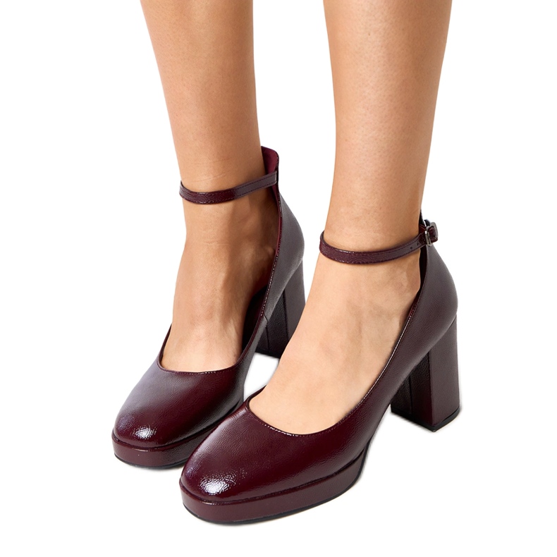 Burgunderpumpen lackiert auf einem massiven Batuma -Pfosten rot