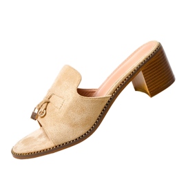 Beige Flip -Flops auf der Birkenverzierung