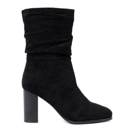 Shelvt Schwarze Stiefel auf dem Pfosten mit einem zerknitterten Obermaterial