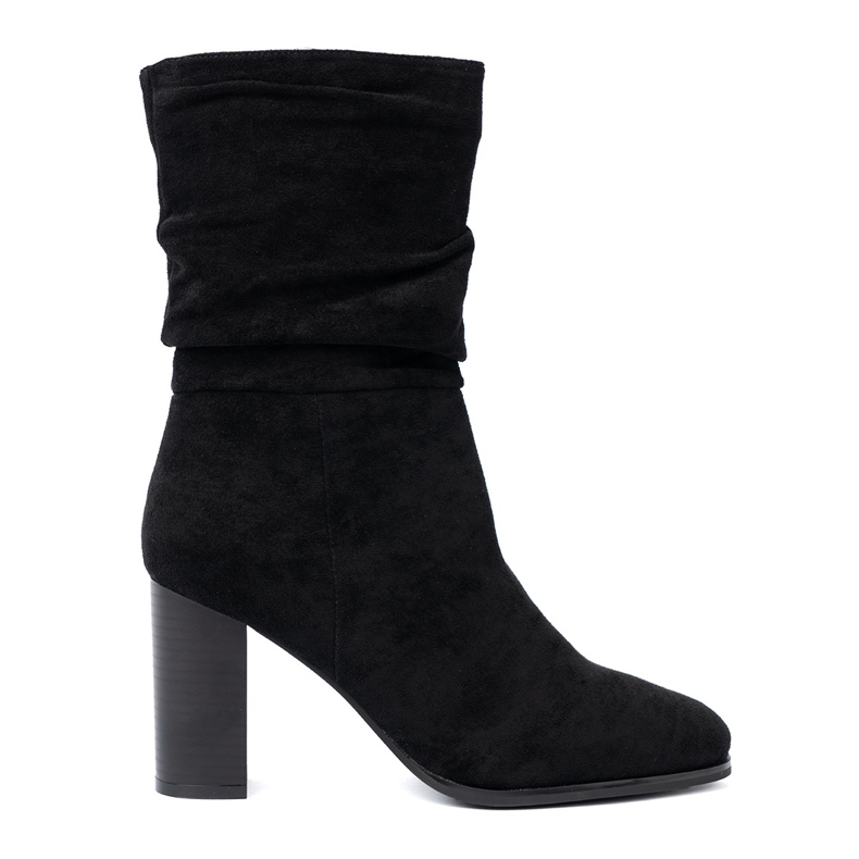 Shelvt Schwarze Stiefel auf dem Pfosten mit einem zerknitterten Obermaterial