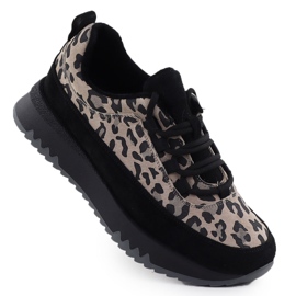 Ledersportschuhe auf einer Leopardenplattform. Schwarze Vinceza 66836 Isolierung
