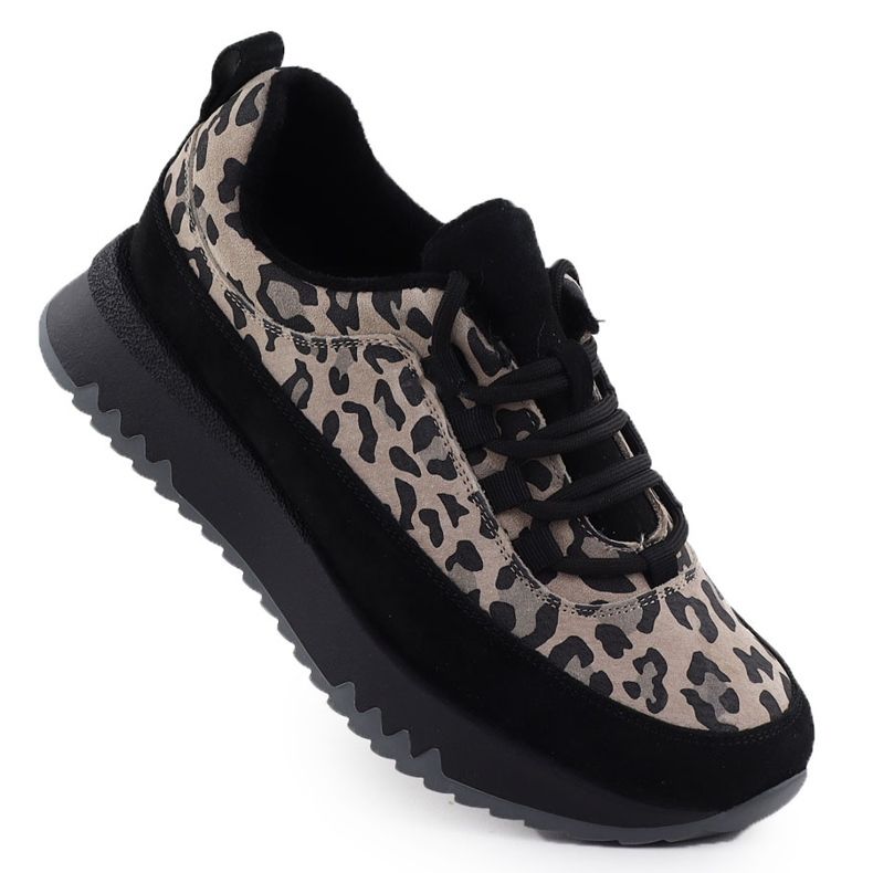 Ledersportschuhe auf einer Leopardenplattform. Schwarze Vinceza 66836 Isolierung