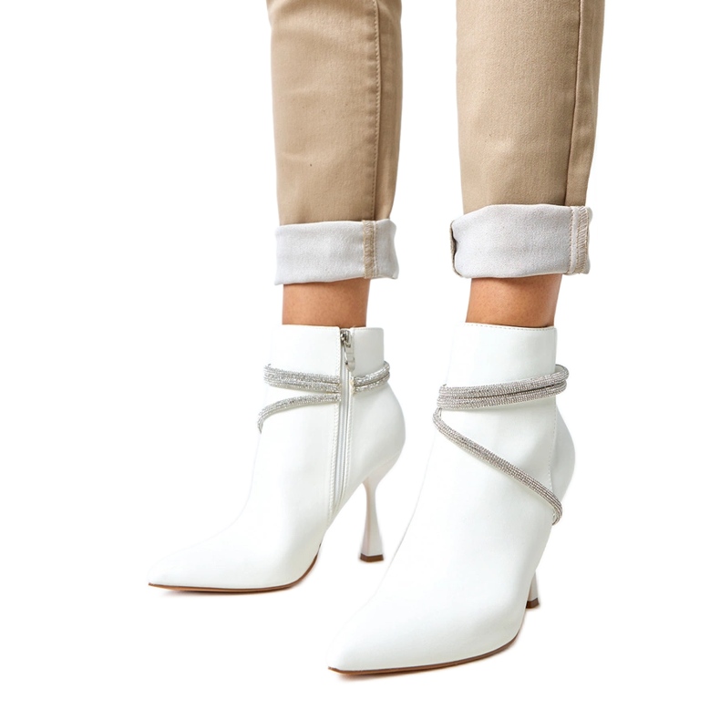 Weiße Stiefel auf einer High Heel, die mit Fantaro -Zirkonen verziert ist