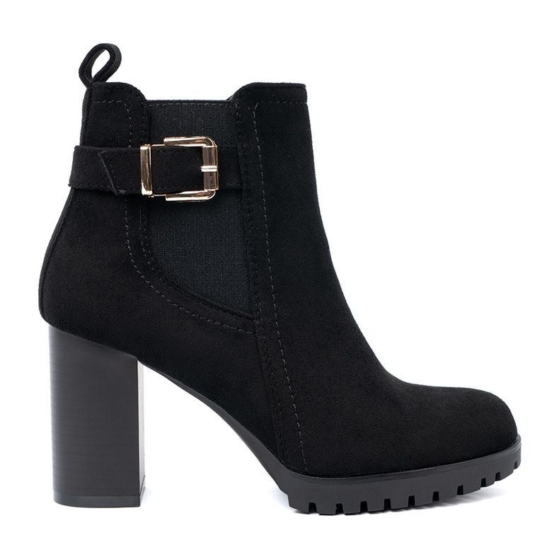 Shelvt Schwarze Stiefel auf dem Pfosten mit einer dekorativen Klemme