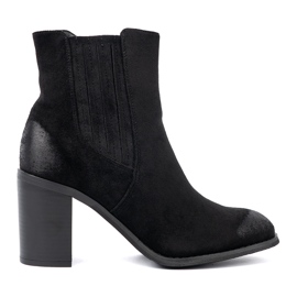 Shelvt Schwarze Wildlederstiefel auf einer hohen Säule isoliert