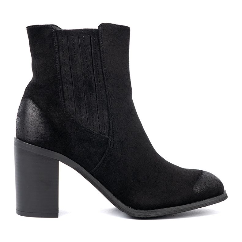 Shelvt Schwarze Wildlederstiefel auf einer hohen Säule isoliert