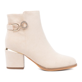 Shelvt Leichte beige Stiefel auf dem Pfosten mit einer dekorativen Klemme