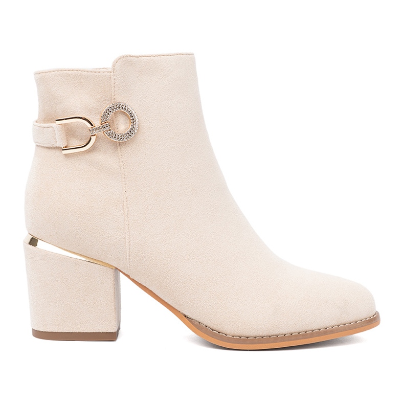 Shelvt Leichte beige Stiefel auf dem Pfosten mit einer dekorativen Klemme