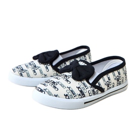 Weiße Kinder -Turnschuhe mit einem Missi -Bogen