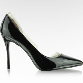 Asymmetrische Pumps auf einem schwarzen Absatz