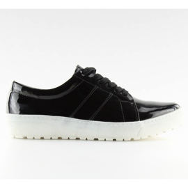 Loafers der Frauen auf den schwarzen Sohlen