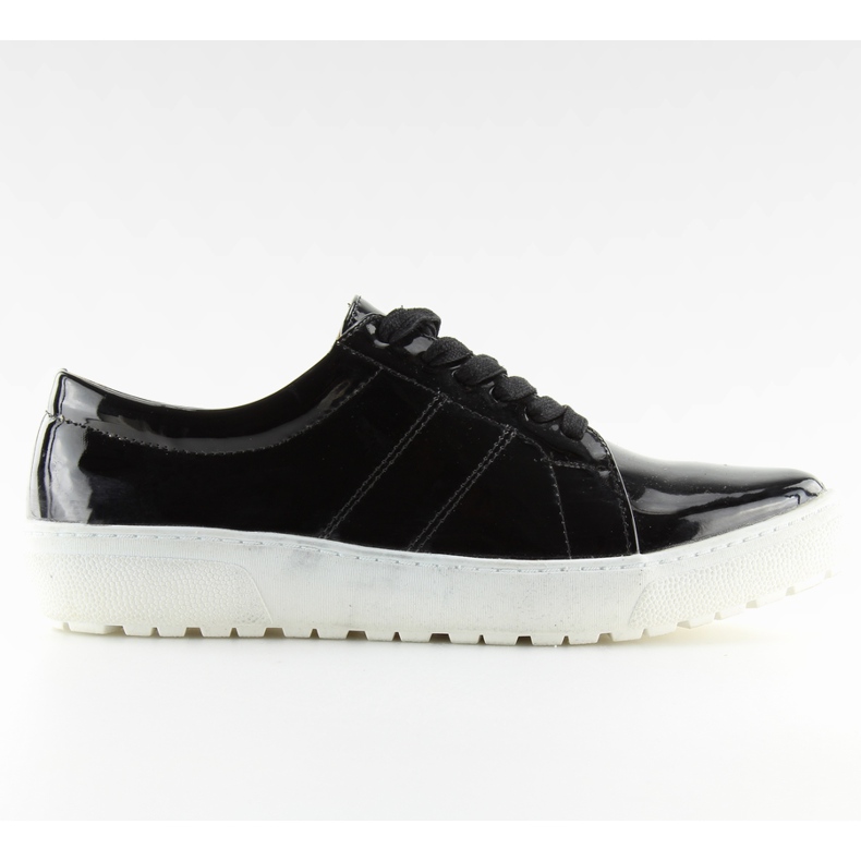 Loafers der Frauen auf den schwarzen Sohlen