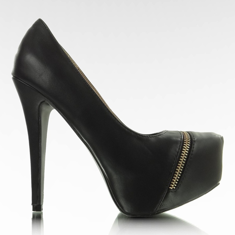 Pumpen auf der Plattform U429 schwarz