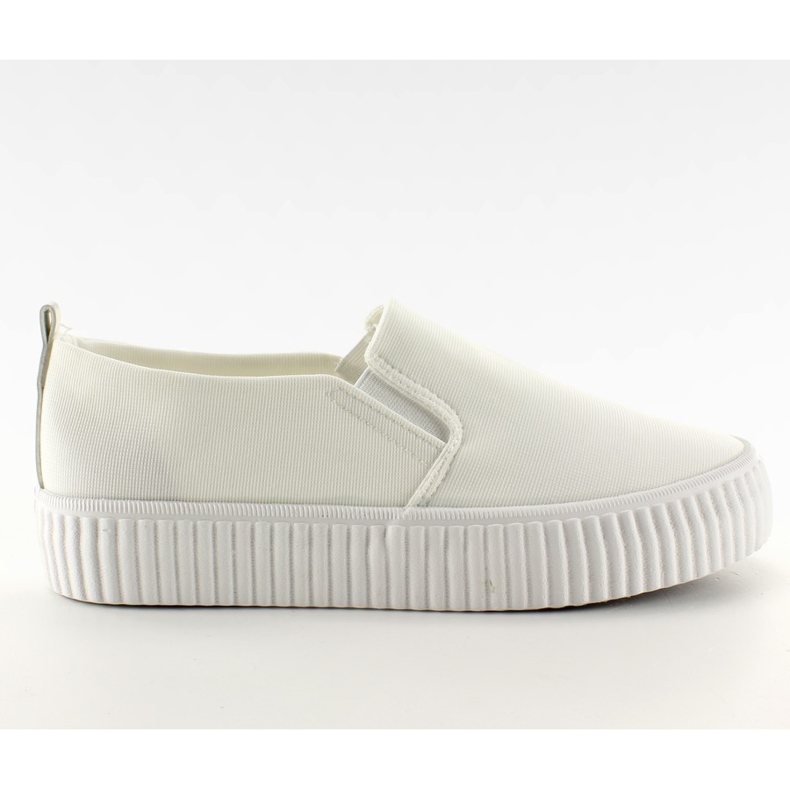 Slip-on auf einer hochgerippten Sohle weiß