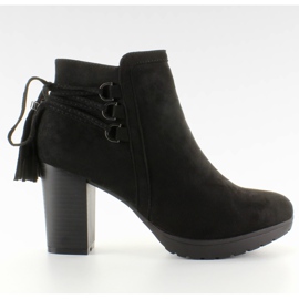 Schwarze dekorative Absätze mit Schnürung