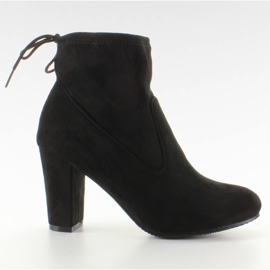 Booties mit Schnürsenkeln am schwarzen Knöchel