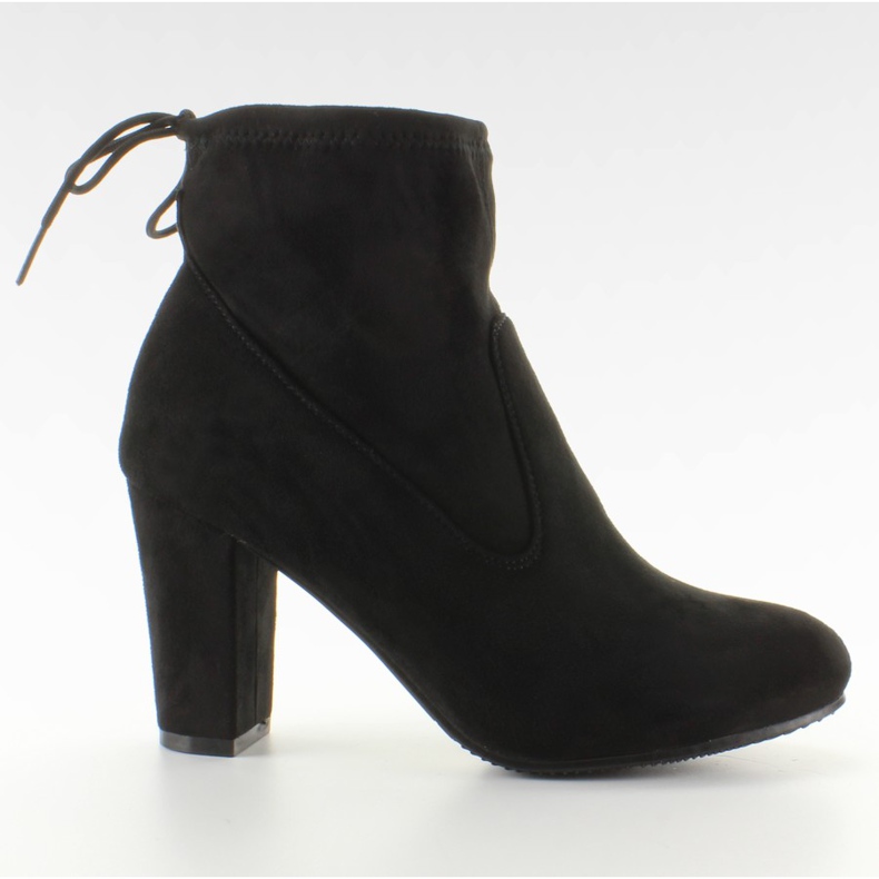 Booties mit Schnürsenkeln am schwarzen Knöchel