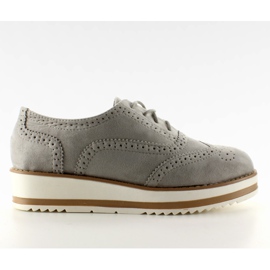 Mokassins auf der hohen Sohle grau