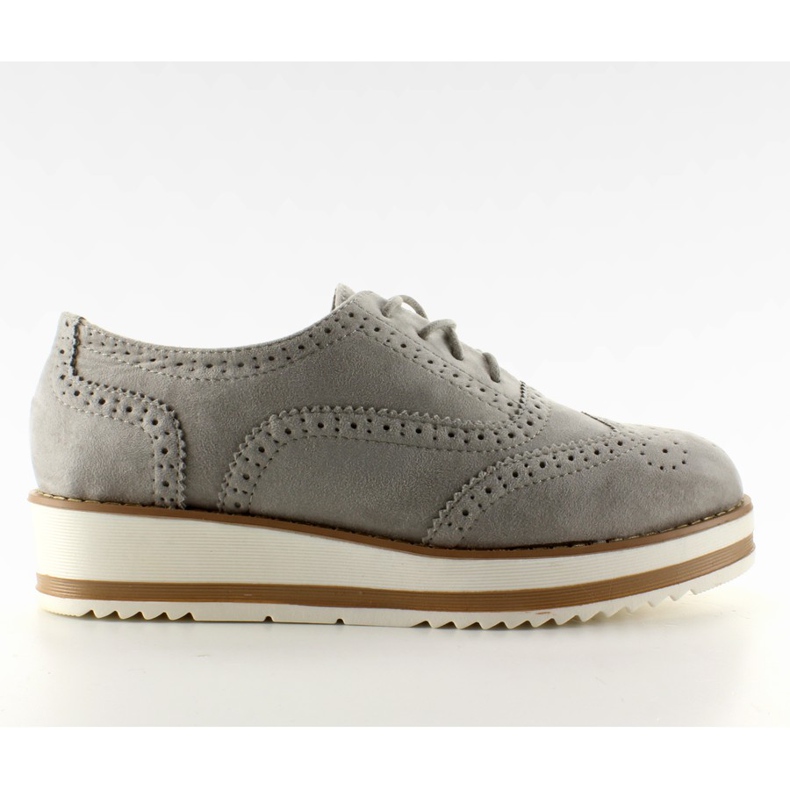 Mokassins auf der hohen Sohle grau