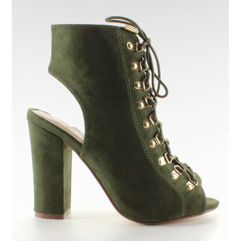 Offene Schuhe mit schwarz-grünem Schnürsenkel