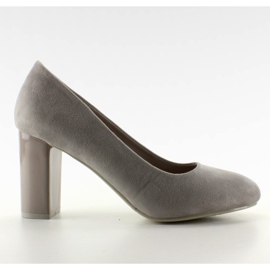 Wildlederpumps auf einer M265 Grey Säule grau