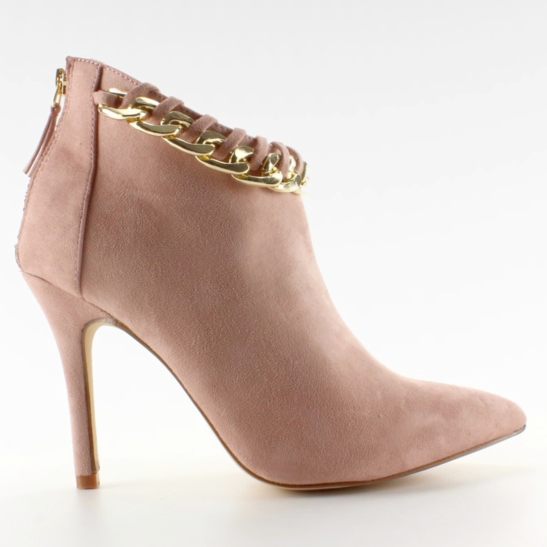 Stiefel auf einer Nadel mit einer rosa Wildlederkette