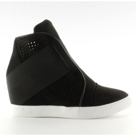 Turnschuhe mit breiten schwarzen Gummibändern