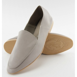 Weiche Mokassins als kalbgraue Haut