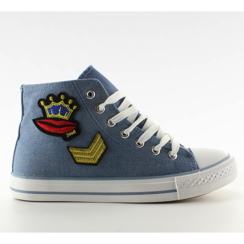 Turnschuhe mit Patches blau