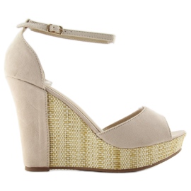 Sandalen auf einem einzigartigen Keil 028 beige