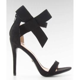 Sandalen auf einer Nadel mit einer schwarzen Schleife