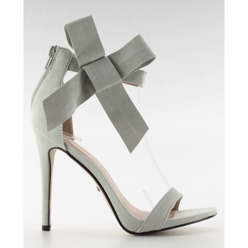 Sandalen auf einer Nadel mit einem Bogen grau JZ-6340