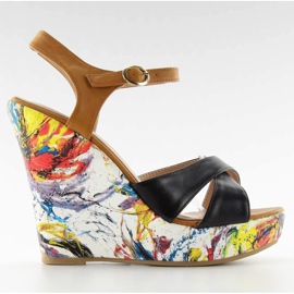 Sandalen auf einem lackierten Keil LM-521 schwarz braun