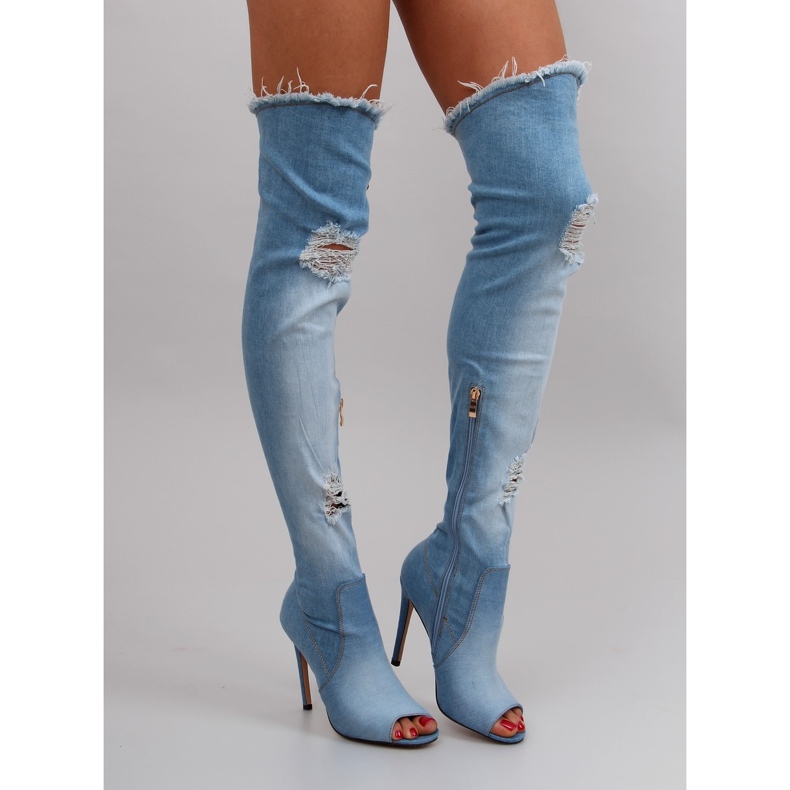 Denim Oberschenkel mit blauen Löchern