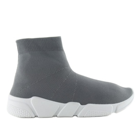 Sportschuhe mit grauen Socken NB122p