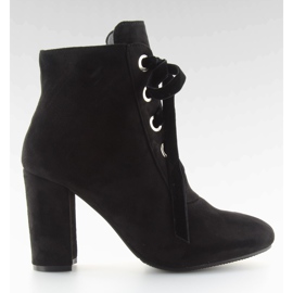 Schwarze schwarze Stiefel mit breiten Absätzen