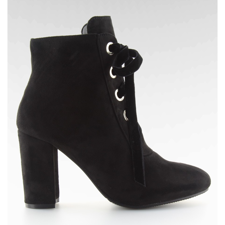 Schwarze schwarze Stiefel mit breiten Absätzen